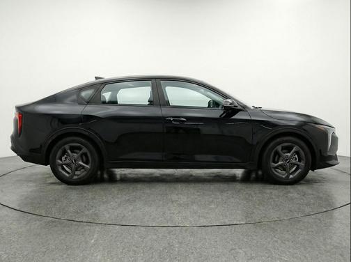 Aurora Black Pearl 2025 Kia K4 LXS