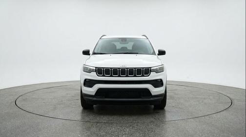 Bright White Clearcoat 2025 Jeep Compass Latitude