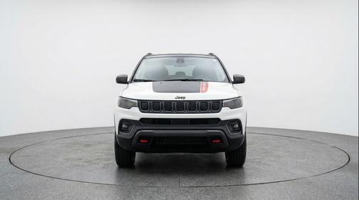 Bright White Clearcoat 2025 Jeep Compass Trailhawk