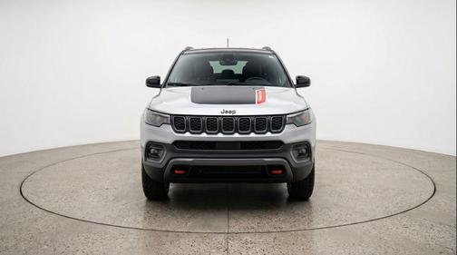 Silver Zynith Metallic Clearcoat 2025 Jeep Compass Trailhawk