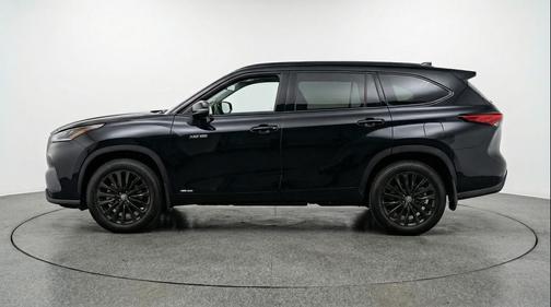 Midnight Black Metallic 2025 Toyota Highlander LE