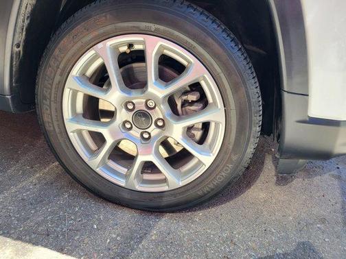 Bright White Clearcoat 2025 Jeep Compass Latitude