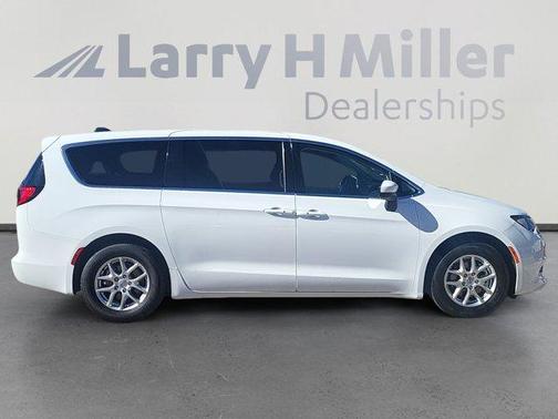 2022 Chrysler Voyager LX