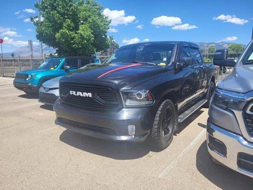 Brilliant Black Crystal Pearlcoat 2018 RAM 1500 Sport