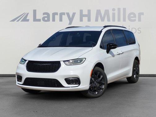 Bright White Clearcoat 2026 Chrysler Pacifica Select