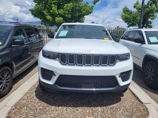 Bright White Clearcoat 2025 Jeep Grand Cherokee Laredo X