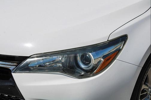 Super White 2017 Toyota Camry SE