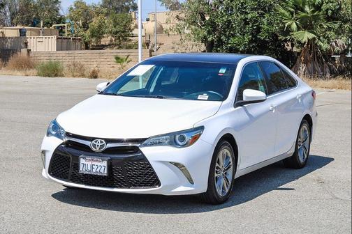 Super White 2017 Toyota Camry SE