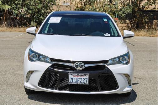 Super White 2017 Toyota Camry SE