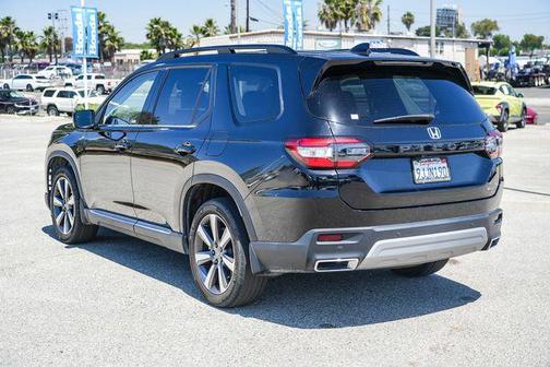 Crystal Black Pearl 2024 Honda Pilot Touring 8-Passenger