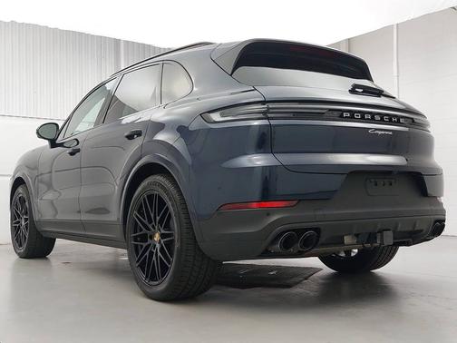 Algarve Blue Metallic 2024 Porsche Cayenne