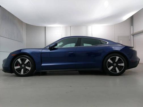 Gentian Blue Metallic 2022 Porsche Taycan