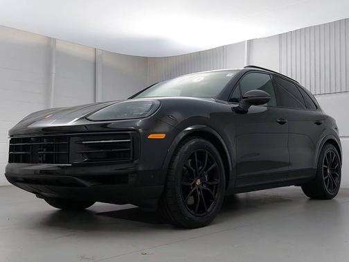 Chromite Black Metallic 2026 Porsche Cayenne