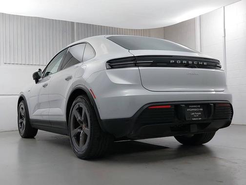 Ice Grey Metallic 2025 Porsche Macan
