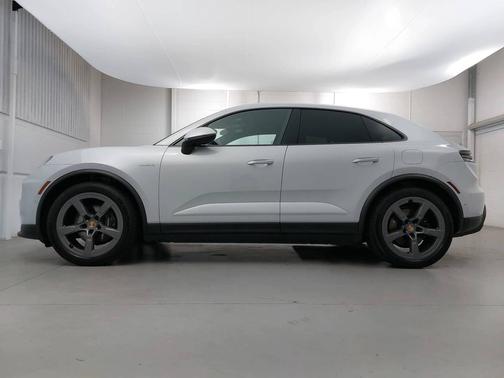 Ice Grey Metallic 2025 Porsche Macan
