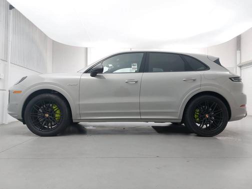 Chalk 2025 Porsche Cayenne