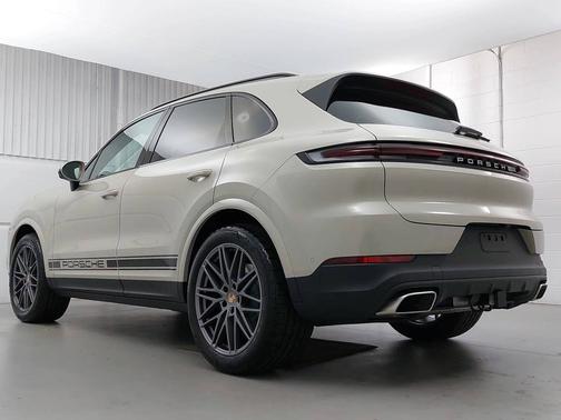 Cashmere Beige Metallic 2026 Porsche Cayenne
