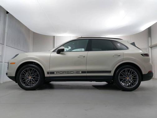 Cashmere Beige Metallic 2026 Porsche Cayenne