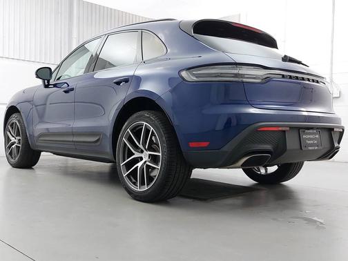 Gentian Blue Metallic 2026 Porsche Macan