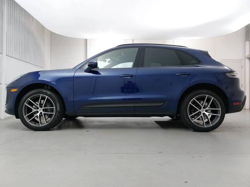 Gentian Blue Metallic 2026 Porsche Macan
