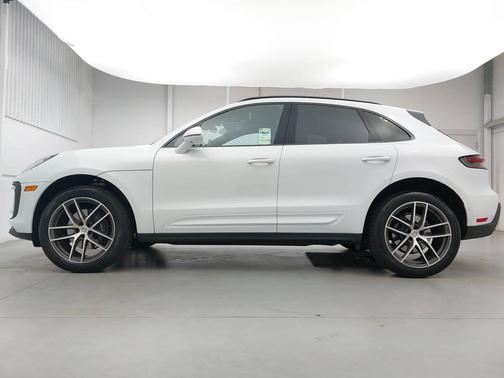 Carrara White Metallic 2026 Porsche Macan