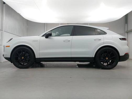 Carrara White Metallic 2026 Porsche Cayenne