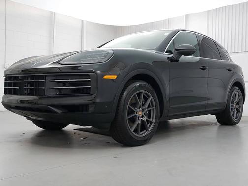 Chromite Black Metallic 2026 Porsche Cayenne