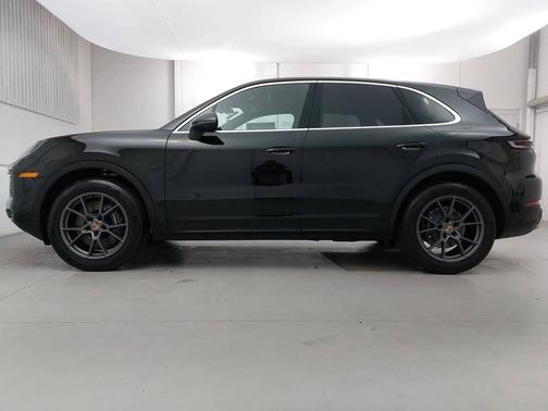 Chromite Black Metallic 2026 Porsche Cayenne