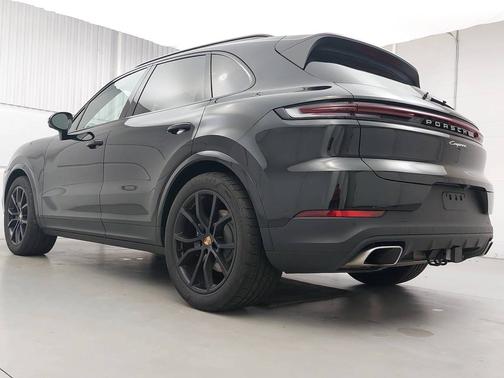 Chromite Black Metallic 2026 Porsche Cayenne
