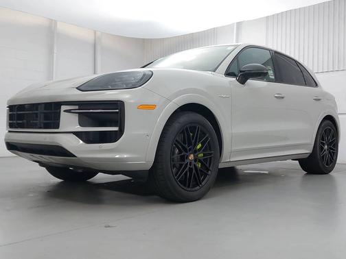 Chalk 2025 Porsche Cayenne