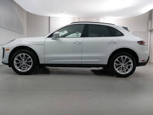 Carrara White Metallic 2026 Porsche Macan
