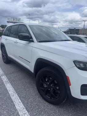 Bright White Clearcoat 2024 Jeep Grand Cherokee Altitude