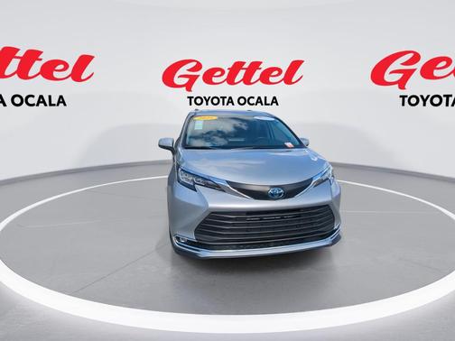 2021 Toyota Sienna XLE 8 Passenger