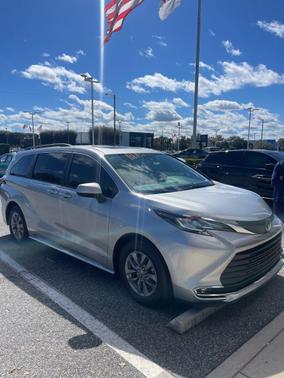 2021 Toyota Sienna XLE 8 Passenger