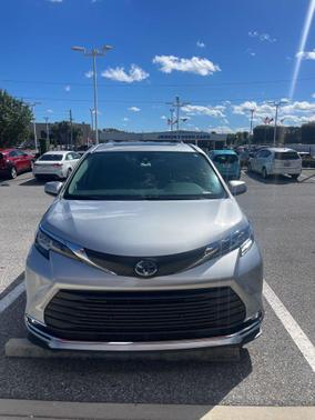 2021 Toyota Sienna XLE 8 Passenger