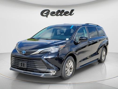 Midnight Black Metallic 2024 Toyota Sienna XLE