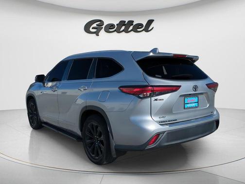 Celestial Silver Metallic 2022 Toyota Highlander XLE