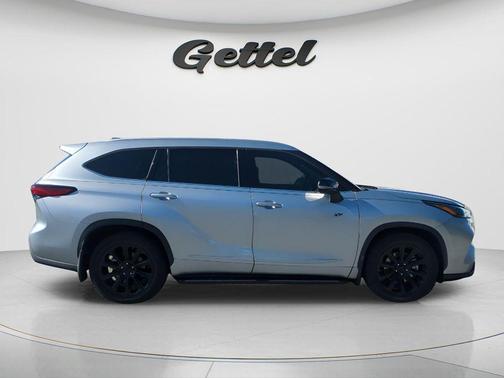 Celestial Silver Metallic 2022 Toyota Highlander XLE