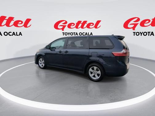 2020 Toyota Sienna SE