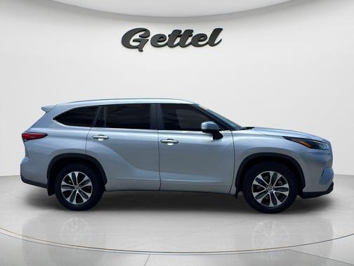 Celestial Silver Metallic 2023 Toyota Highlander XLE