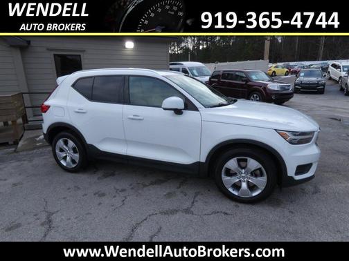 2020 Volvo XC40 T4 Momentum