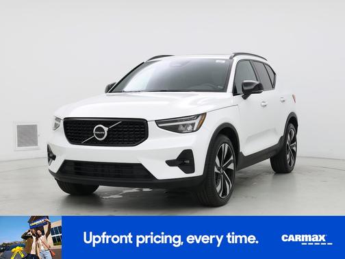 2023 Volvo XC40 B5 Plus Dark Theme