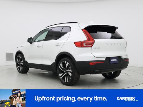 2023 Volvo XC40 B5 Plus Dark Theme