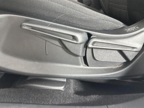 Platinum White Pearl 2023 Honda HR-V LX