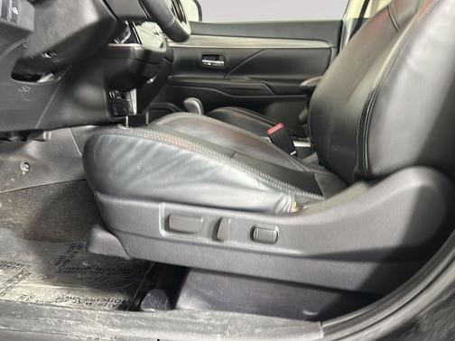 Labrador Black Metallic 2020 Mitsubishi Outlander SEL