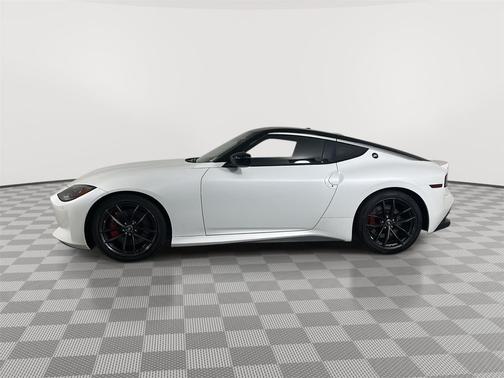 Everest White Pearl Tricoat/Super Black 2024 Nissan Z Performance Manual