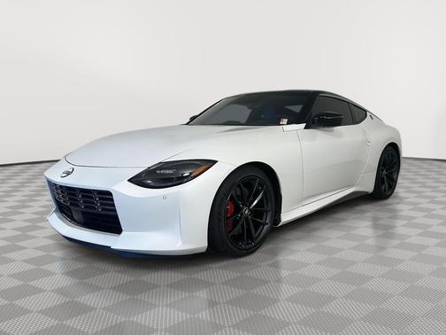 Everest White Pearl Tricoat/Super Black 2024 Nissan Z Performance Manual