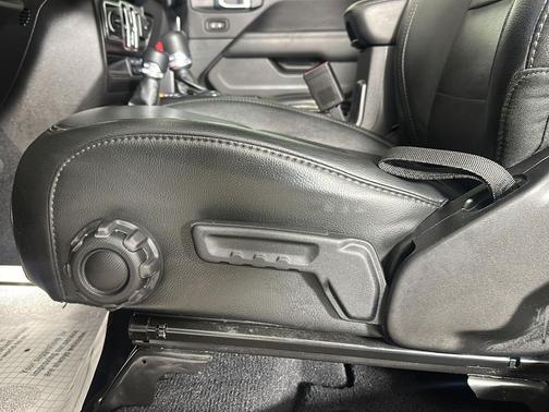 Granite Crystal Metallic Clearcoat 2022 Jeep Wrangler Unlimited Sahara