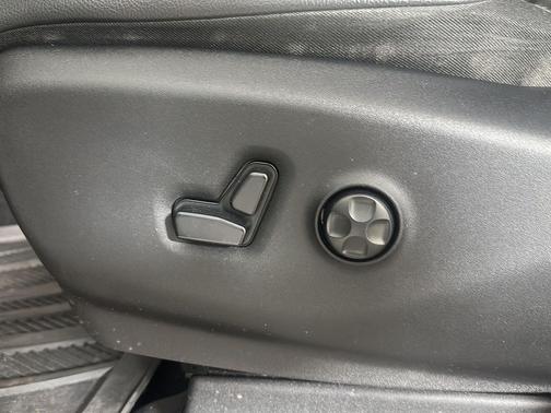Brilliant Black Crystal Pearlcoat 2020 Chrysler Pacifica Touring L