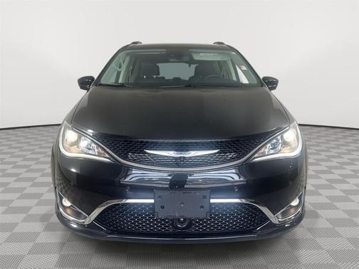 Brilliant Black Crystal Pearlcoat 2020 Chrysler Pacifica Touring L
